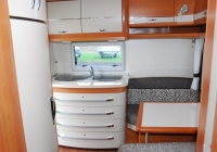 Wohnwagen (Heckküche mit Sitzecke)
